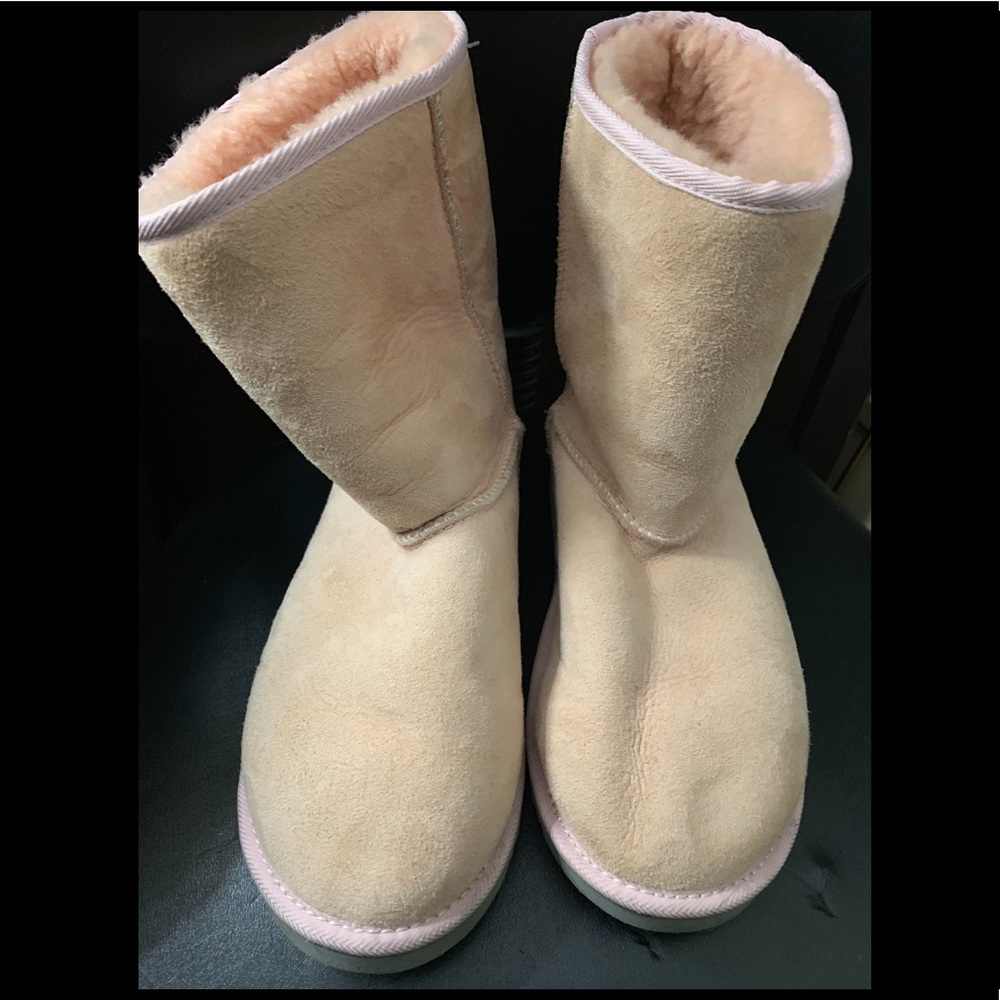 Boots: UGG Australia